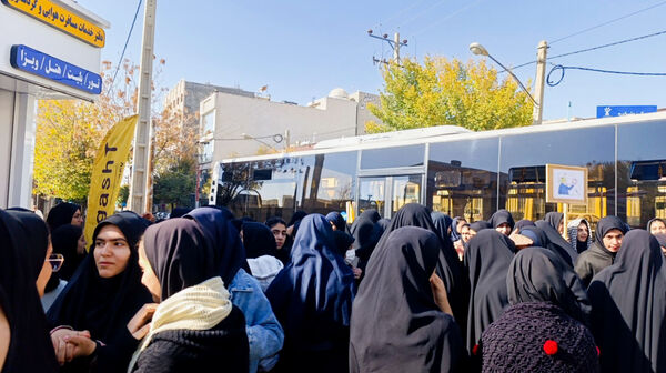 نسل بیدار انقلاب؛ خروش دختران شاهد فاطمه‌زهرا(س) شهرکرد مقابل استکبار جهانی