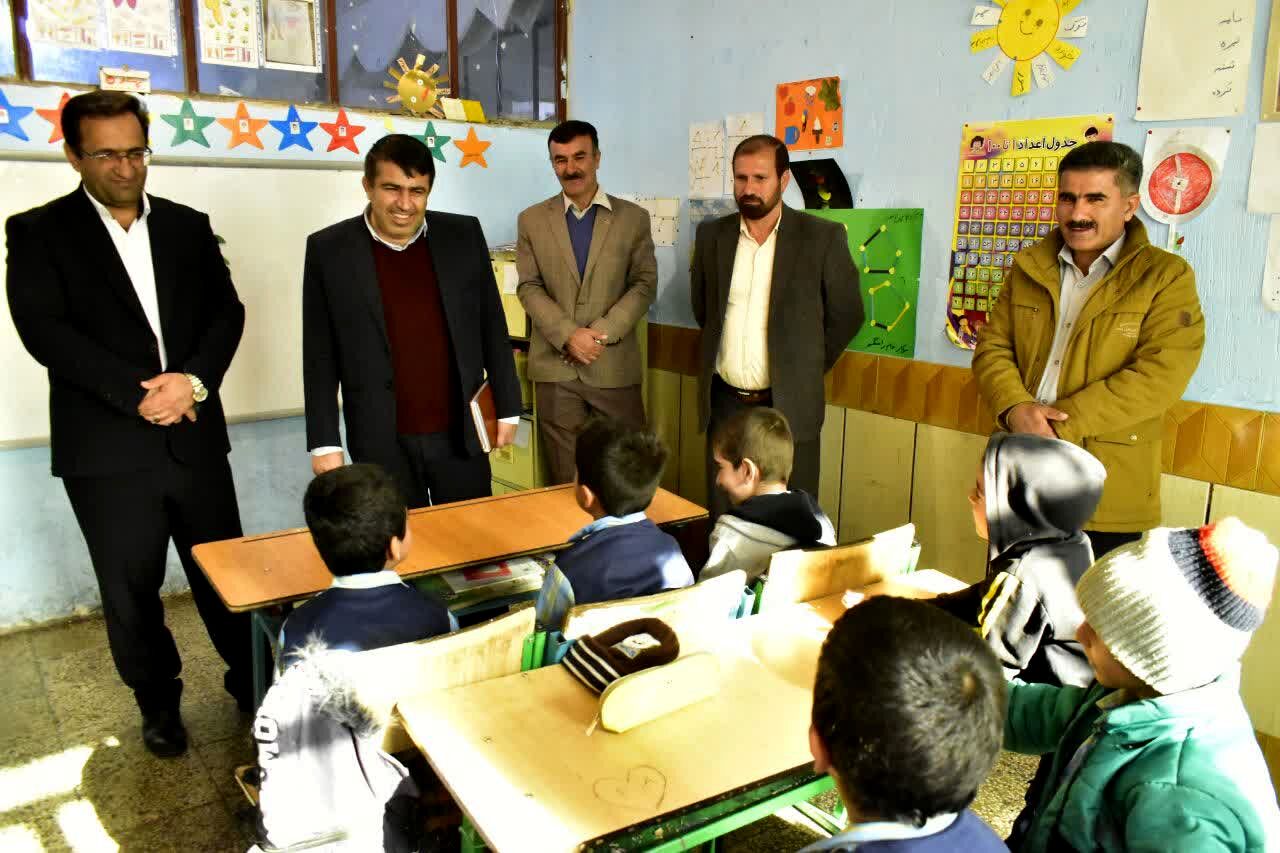 دانش‌آموزان از پیشگامان انقلاب اسلامی بودند