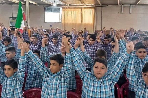 نواخته شدن آیین زنگ مهر و مقاومت  در دبیرستان پسرانه شاهد فاضل فلاورجان