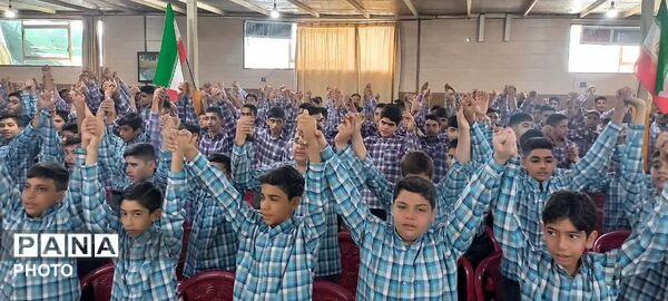 نواخته شدن آیین زنگ مهر و مقاومت  در دبیرستان پسرانه شاهد فاضل فلاورجان