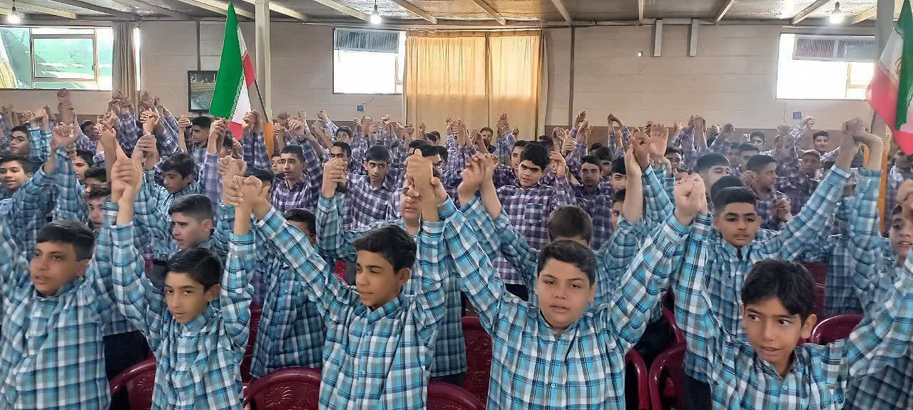 نواخته شدن آیین زنگ مهر و مقاومت  در دبیرستان پسرانه شاهد فاضل فلاورجان