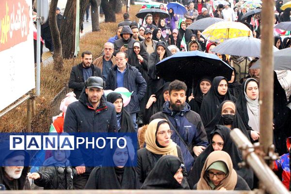خلاقیت و نشاط دانش‌آموزی در غرفه‌های آموزش و پرورش در مسیر راهپیمایی ۲۲ بهمن