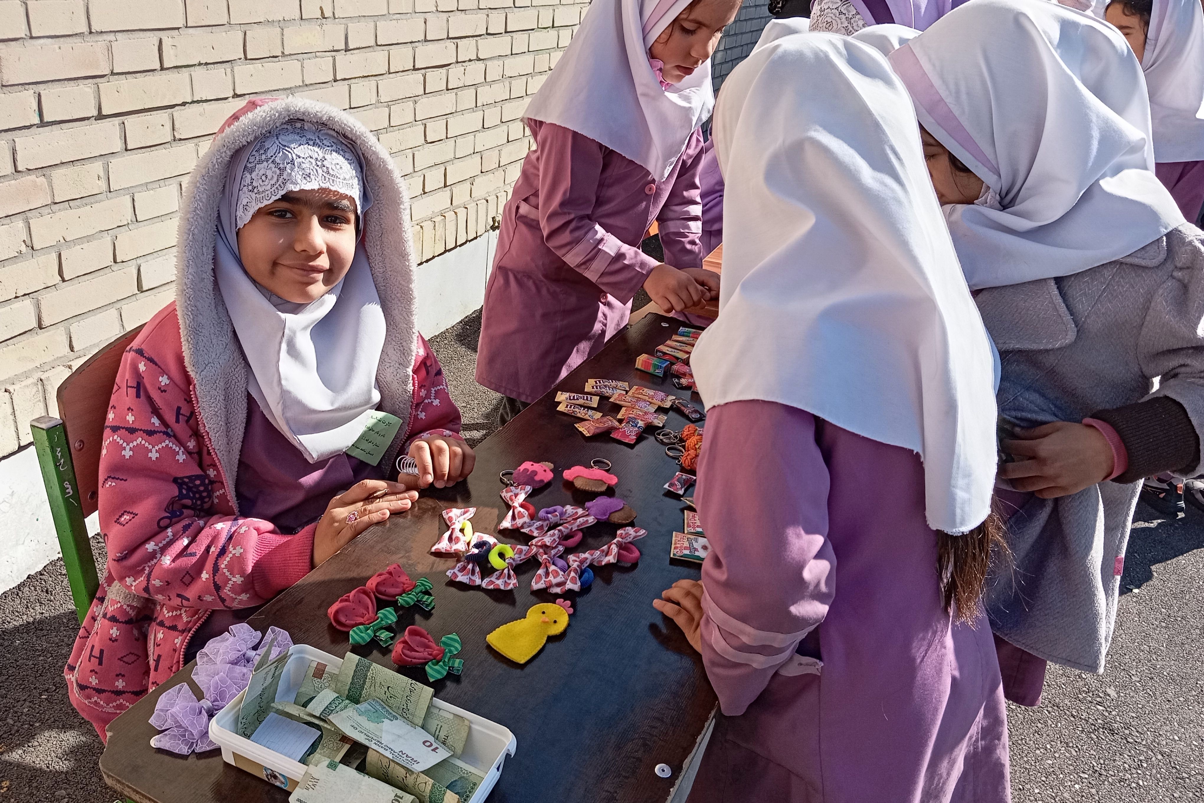 بازارچه دانش‌آموزی در دبستان شاهد شهید محمدرضا کشاورز 