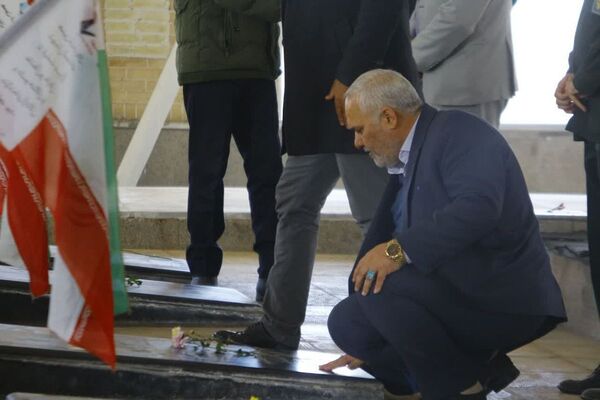 تجدید بیعت مسئولان فیروزکوه با آرمان‌های شهدا در دهه فجر