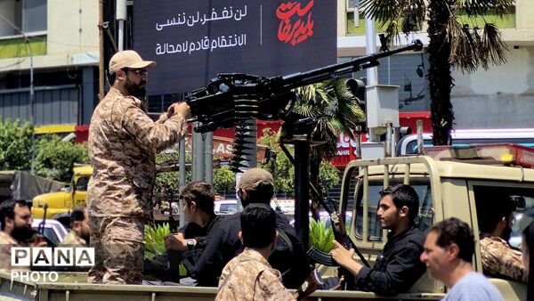 حضور گسترده مردم در مراسم تشییع رهبر شهید در میدان ولیعصر