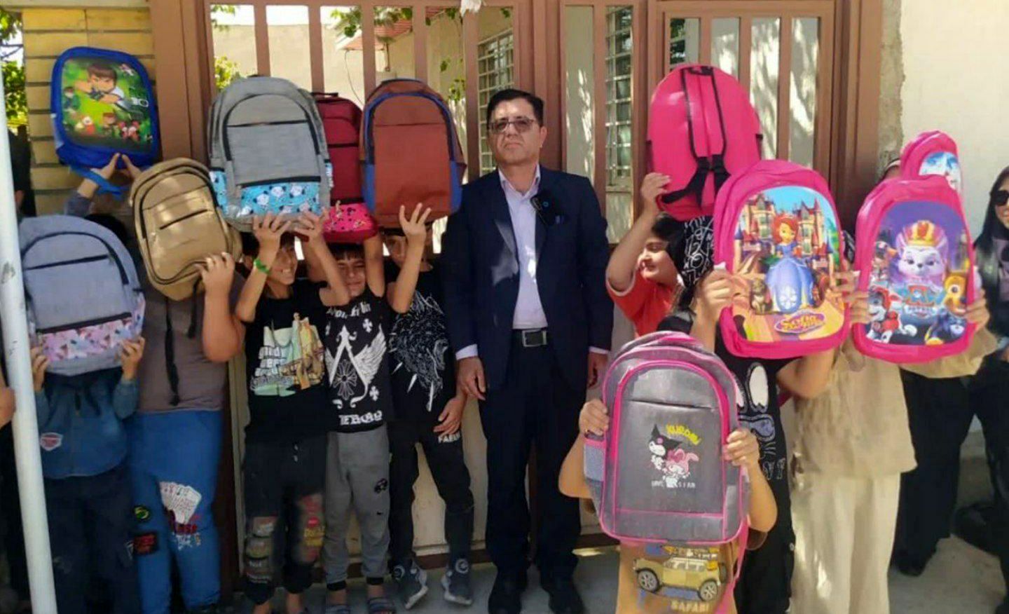 اهدای ۱۰۴ بسته لوازم‌التحریر به دانش‌آموزان کم‌برخوردار توسط گروه‌های جهادی در معمولان