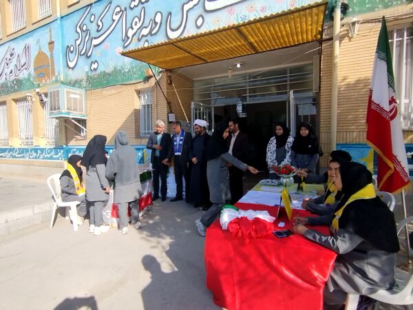 انتخابات شورای دانش آموزی در دبیرستان دخترانه امید 