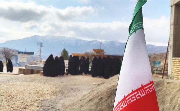 غبار‌روبی مزار شهدا در آستان مقدس امام زاده جعفر (ع) منطقه میانکوه 