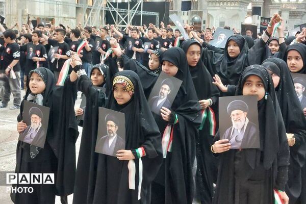 هم‌نوایی دانش‌آموزان منطقه ۵ تهران با سرود «باید برخاست» در سوگواری رهبر شهید