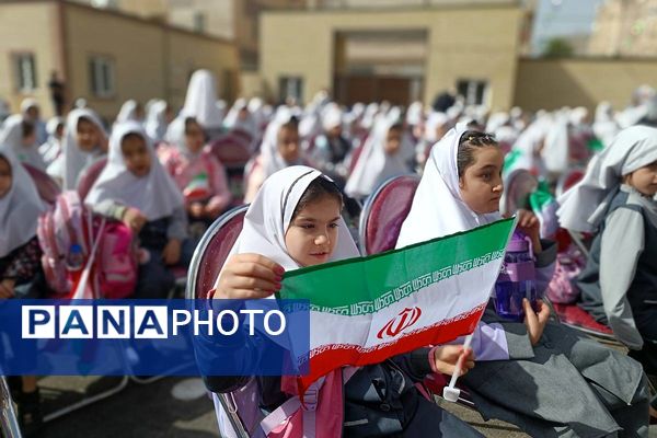 طلوع علم در مدرسه روشنگر با نغمه زنگ مهر