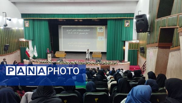 آیین تجلیل از دانش‌آموزان منتخب مسابقات قرآنی و فرهنگی 