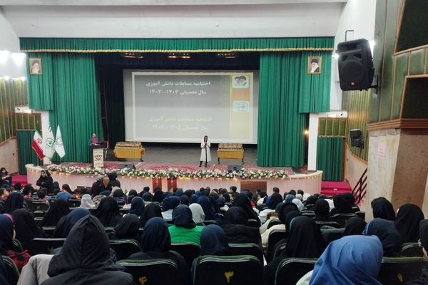 آیین تجلیل از دانش‌آموزان منتخب مسابقات قرآنی و فرهنگی 