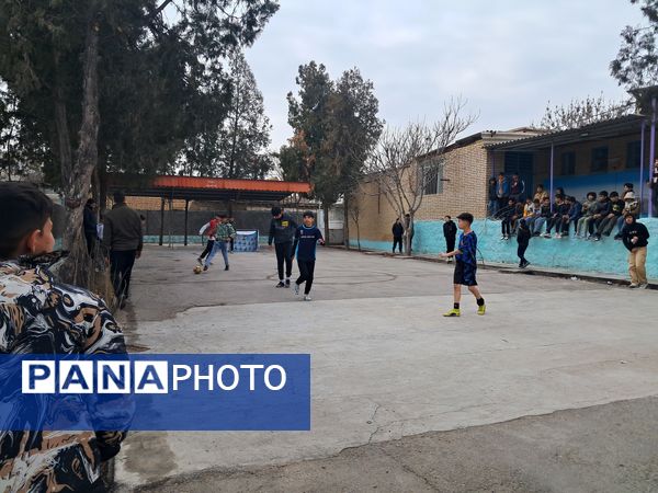 برگزاری مسابقه فوتبال گل کوچک درون مدرسه‌ای به‌مناسبت دهه فجر دبیرستان  پژوهش آشخانه 