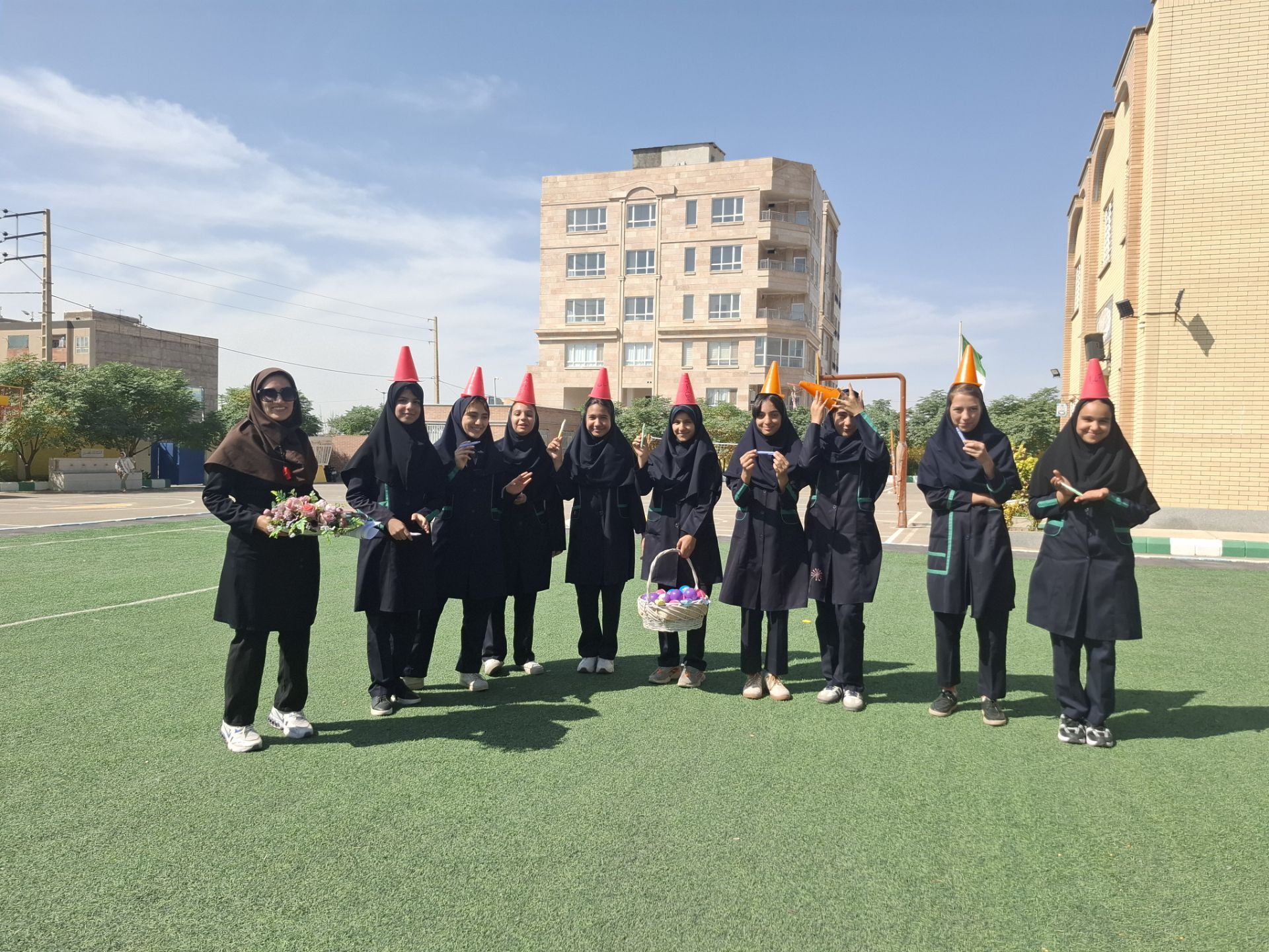 اجرای مسابقات ورزشی در دبیرستان پدران آسمانی 