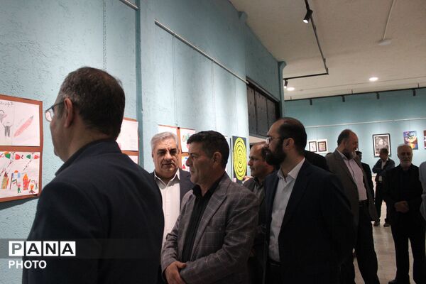 نمایشگاه آثار منتخب دانش‌آموزان با موضوع جنگ رمضان در مرند