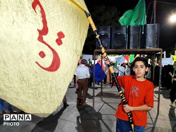 حضور  نوجوانان علم به دست در میدان خیابان کاشمر