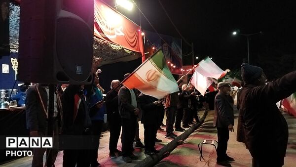 میدان ازادی هر شب میزبان وطن پرستان نیشابوری می شود 