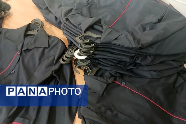 دبیرستان دخترانه بعثت۲ شهرک وایین در تدارک پروژه مهر با توزیع کتاب و لباس فرم
