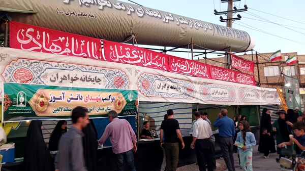 دانش‌آموزان با عشق در موکب امام حسین (ع) پذیرای زائران شدند