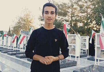 مسئولان شهرستان کاشمر مزار شهدا را در هفته دولت غبارروبی کردند
