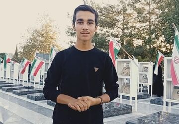 مسئولان شهرستان کاشمر مزار شهدا را در هفته دولت غبارروبی کردند