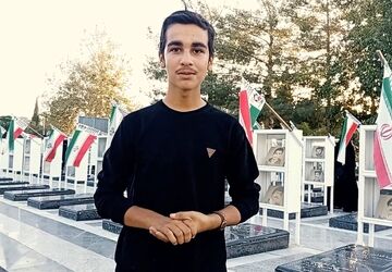 مسئولان شهرستان کاشمر مزار شهدا را در هفته دولت غبارروبی کردند
