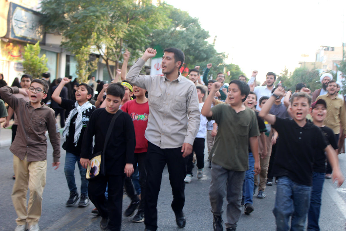 جلوه‌های حماسی از حضور نوجوانان قمی در مراسم تشییع شهدا 