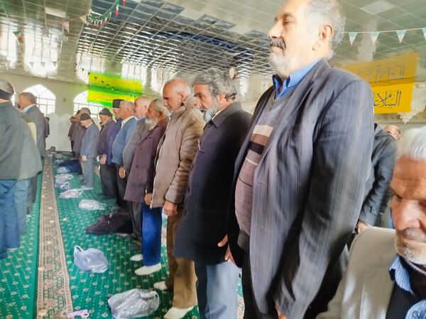 اقامه نماز جماعت بعد از  راهپیمایی در کاشمر 
