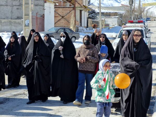حماسه حضور گرم مردم بلده در سرمای زمستان 
