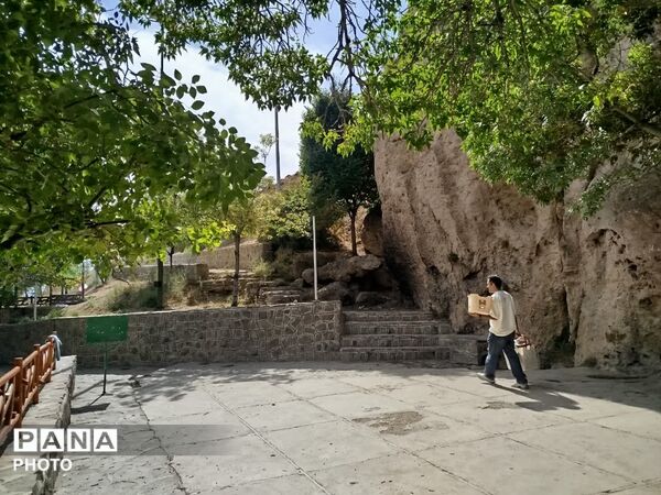 جلوه‌گریِ رنگ‌های پاییزی و طراوت چشمه در تفریحگاه «پیر خوشدر» کلاته‌رودبار