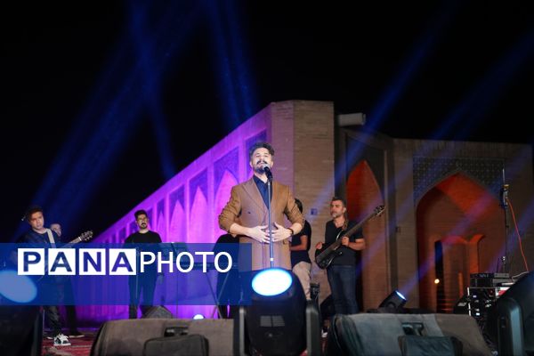 استقبال پرشور مردم از جشن امت ماه در اصفهان