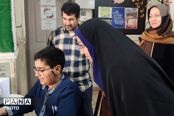 نمایشگاه دست سازه‌های دانش آموزی در دبستان پانزده خرداد ناحیه دو شهرری 