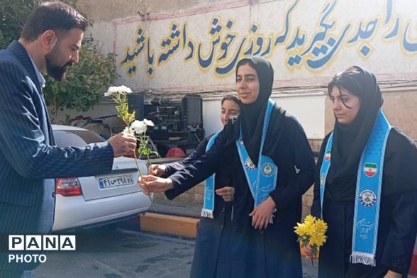 تقدیر دانش‌ آموزان فرزانگان ورامین از قهرمانان در دل آتش