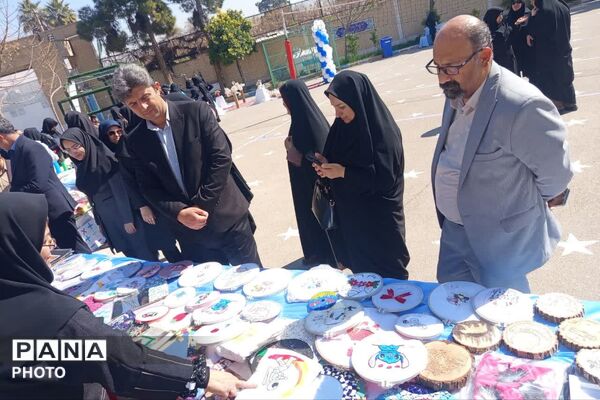 بازارچه دست‌سازه‌های کارو‌فناوری و غرفه‌ بومی محلی در دبیرستان شاهد ۱۶