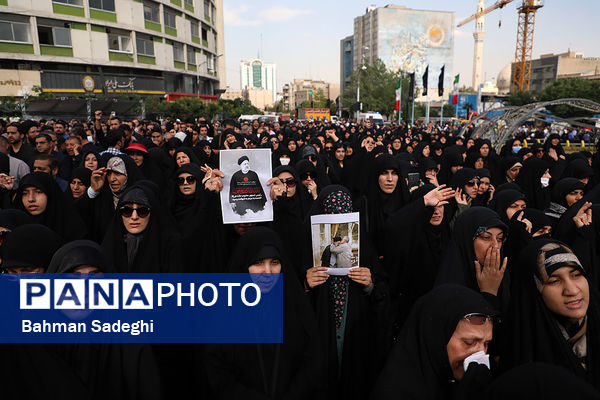 اجتماع مردم تهران در میدان ولیعصر (عج)