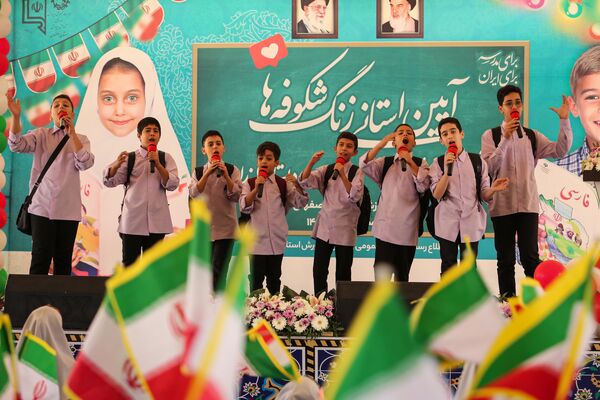 جشن شکوفه‌ها در مدرسه ندای اسلام اصفهان