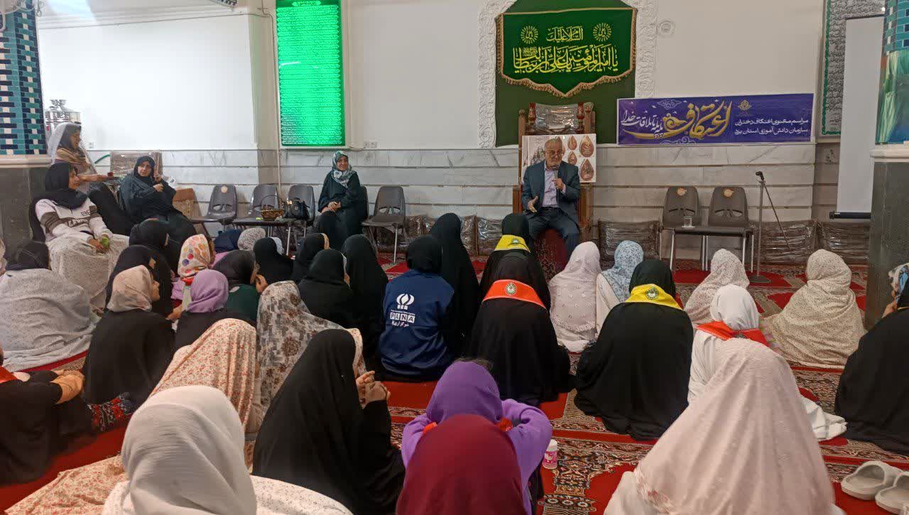 لحظاتی شاد از اعتکاف دانش‌آموزی با حضور نویسندگان و فرهیختگان یزد 