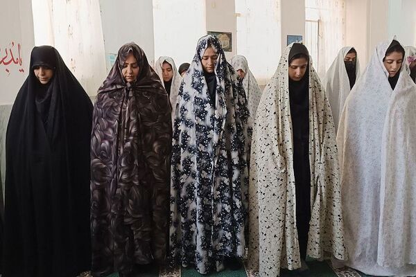 نماز جماعت به‌مناسبت هفته قرآن، عترت نماز در دبیرستان الغدیر ناحیه یک شهرری