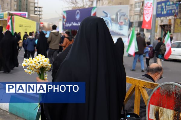 ٢٢ بهمن؛ روزى که دلها با قدم‌‌ها یکى میشود