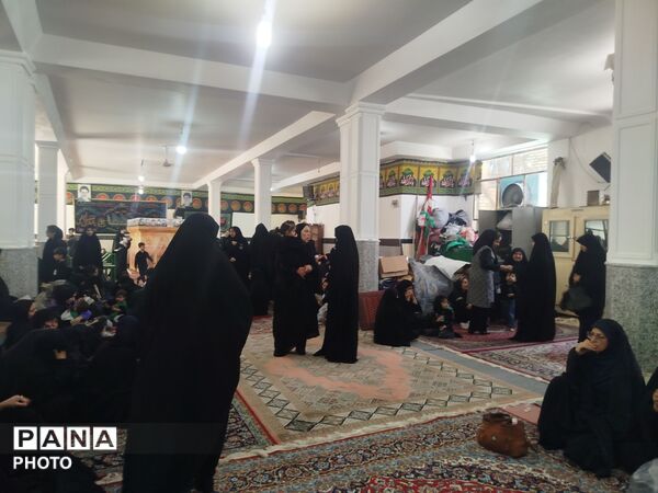 مادران و نوزادان در آئین شیرخوارگان حسینیه عاشورا نیر یزد