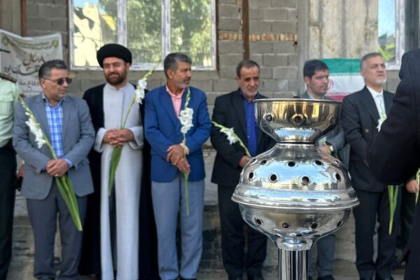 غبارروبی مزار شهدا در امام زاده حسن(ع) نسیم‌شهر