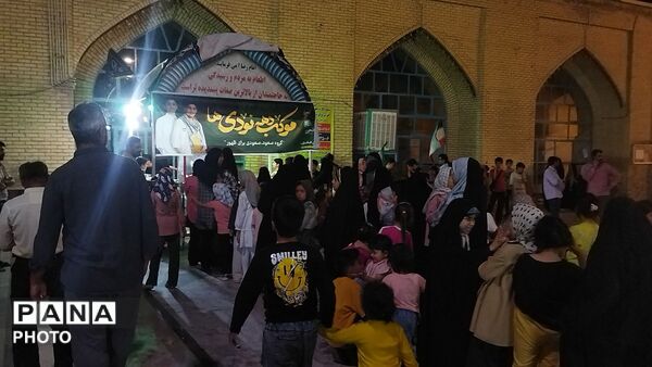 غرفه دهه نودی ها  در حسینیه امام خمینی 