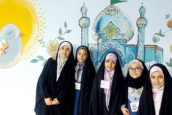 اقامه نماز جماعت در دبستان دخترانه حکمت شهرری
