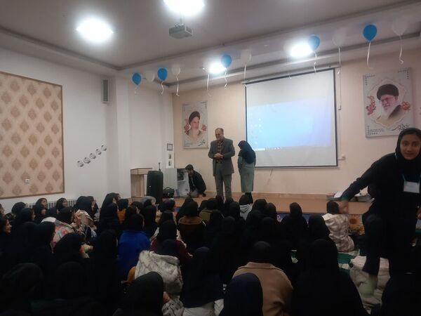 مراسم اکران فیلم در دبیرستان فرهنگ مرحوم فخرایی