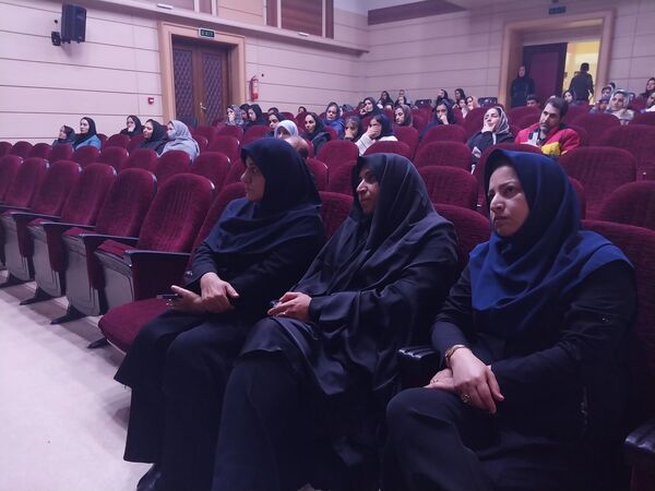 جلسه هدایت تحصیلی دانش‌آموزان ناحیه۶ در فرهنگسرای ترافیک