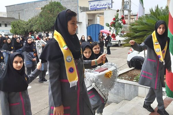 گرامیداشت هفته دفاع مقدس و آغاز سال تحصیلی در دبیرستان فرزانگان قائمشهر