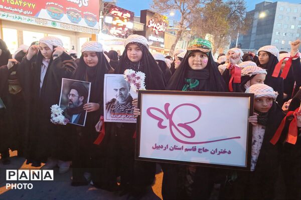 حضور دانش‌آموزان و نوجوانان در راهپیمایی شبانه اردبیل