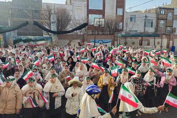 آیین نواخته شدن زنگ انقلاب اسلامی در مدرسه آیت‌الله خامنه‌ای قرچک