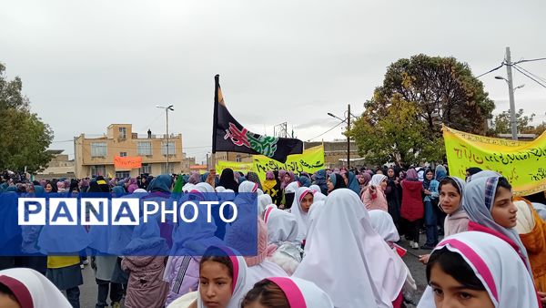 حماسه‌آفرینی دانش‌آموزان کمیجانی در راهپیمایی۱۳ آبان 