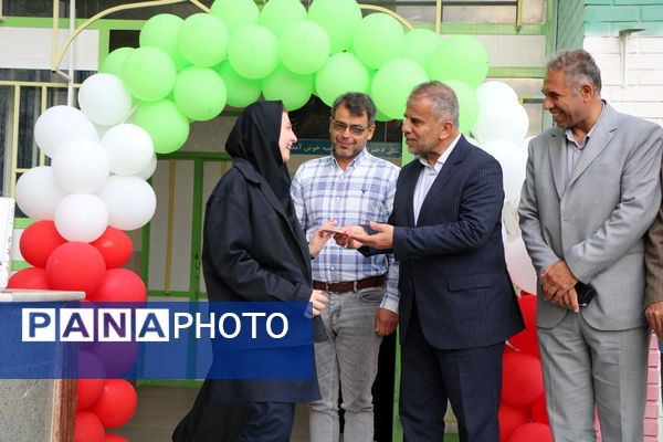 تجلیل مدیرکل آموزش و پرورش آذربایجان غربی از دانش‌آموز سخنران در نشست با رئیس جمهور